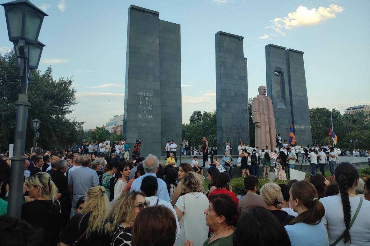 Karabağ ve Ermenistan'da ablukaya karşı eş zamanlı miting